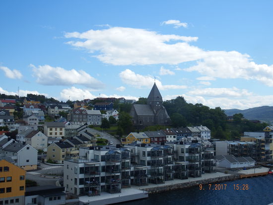 Die Bewohner winken uns ganz erfreut zu! Im Hintergrund die alte Stabkirche.