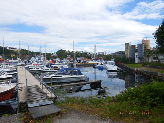 hier zunächst im Yachthafen...