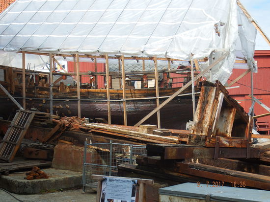 Im Werftmuseum herrscht eine ziemlich trostlose Stimmung, alles halb verfallen, nicht sehr einladend, nicht mal das Café ist geöffnet.