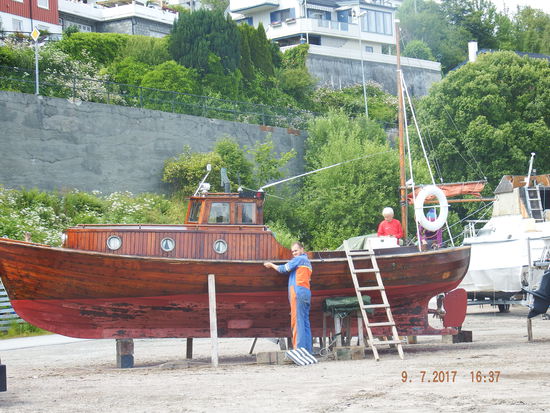 Hier restauriert ein Mann mit zwei Kindern ein altes Schiff. Sonst ist hier "tote Hose", sodass wir uns umorientieren und hoch auf den Berg zu einem Aussichtsturm laufen
