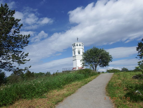 auf dem Weg nach oben laufen wir durch ein wunderschönes Wohngebiet...
Kristiansund scheint eine wohlhabende Stadt zu sein.