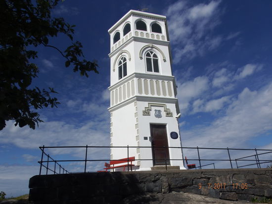 von dort oben haben wir eine gigantische Aussicht auf den gesamten Sund und alle Inseln von Kristiansund