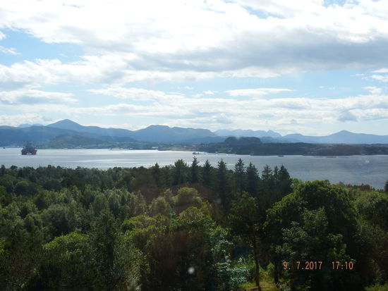 in die zweite Richtung... links eine Bohrinsel