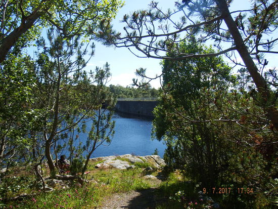 kommen an einem idyllischen Stausee vorbei,,,