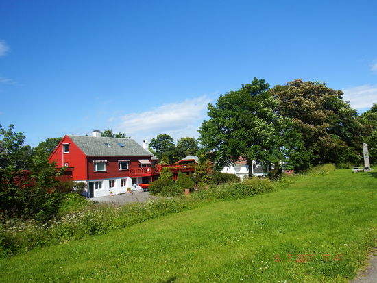 grünen Wiesen und bunten Häusern...