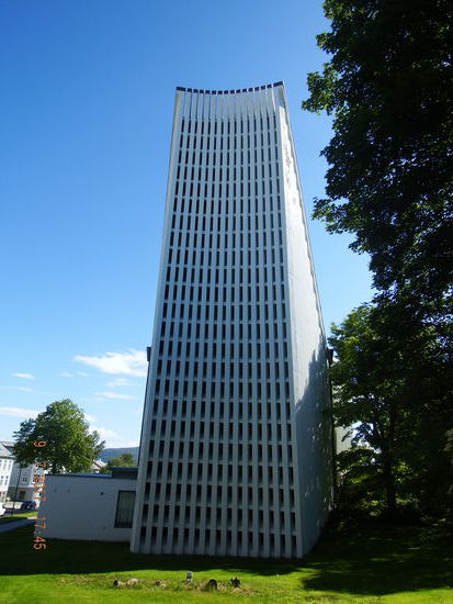 vorbei an der Kirche von hinten...