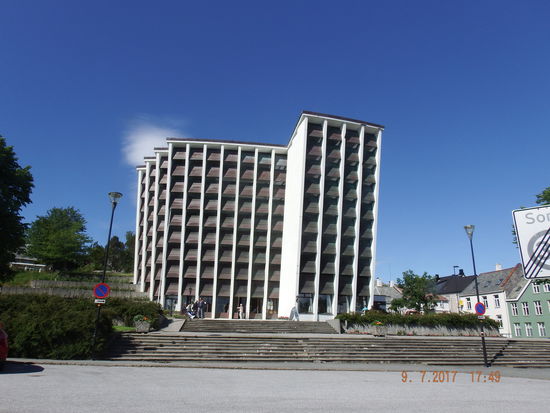 und von vorne... auch sehr modern. Wir gingen nicht hinein, sie hat uns nicht so sehr gereizt