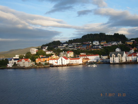 Heute geht die Sonne um 23.12 Uhr unter und gleich um 3:45 Uhr wieder auf.
(Die Uhrzeit und das Datum im Bild stimmen nicht mit der tatsächlichen Zeit überein) Es ist hier ca. 22.00 Uhr!