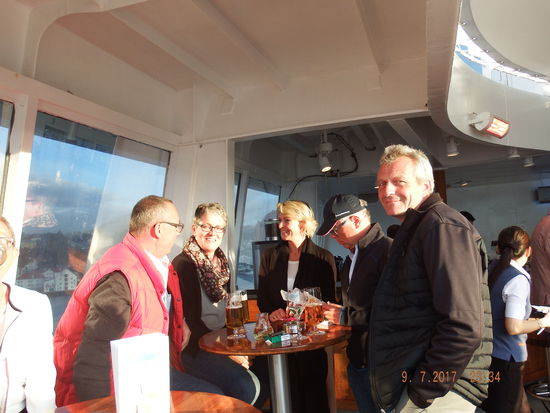 wir genießen das Auslaufen in Kristiansund an Deck mit einem Drink!