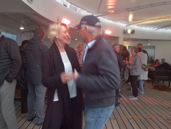 und tanzen zu den Klängen von DJ Tom bis in den frühen morgen