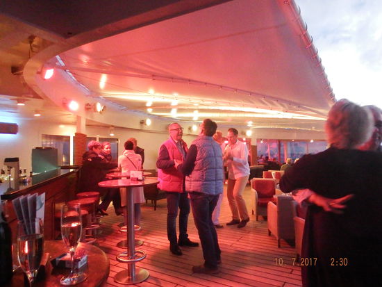 und tanzen zur Musik von DJ Tom, der angeblich in den besten Clubs von Berlin aufgelegt hat, was man nicht immer gemerkt hat. (Wir hätten ihn auch ab und zu gerne über Bord geworfen oder auf einer Eisscholle abgesetzt im Eismeer. Aber beide Parteien, sowohl DJ Tom als auch wir haben durchgehalten bis zum Ende der Reise ohne nennenswerte Vorkommnisse!