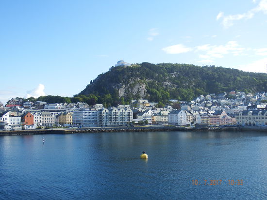 MS Amadea verabschiedet sich gegen 8.30 Uhr von Älesund und nimmt Kurs auf Geiranger. Wir gehen jetzt erstmal frühstücken
