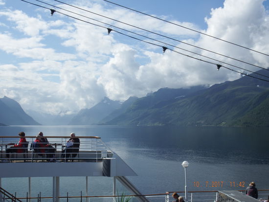 Auf dem Weg dorhin bewölkt es sich immer mehr.. trotzdem faszinierend zwischen den hohen Bergen hindurchzugleiten
