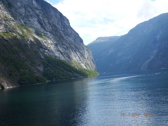 Alles ist sehr ruhig und ich genieße das Farbenspiel und die tolle Atmosphäre...
Jetzt geht es gleich hinein in den Fjord