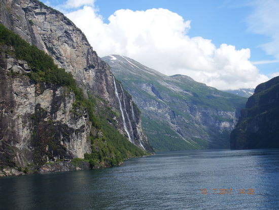 Links erkennt man den Wasserfall der sieben Schwestern, wovon aber nur noch 3-4 fließen...