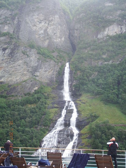 der Freier Er ist fast verzweifelt und hat seine Sorgen versoffen, denn er hatte die Qual der Wahl bei den 7 Schwestern, so sagt man