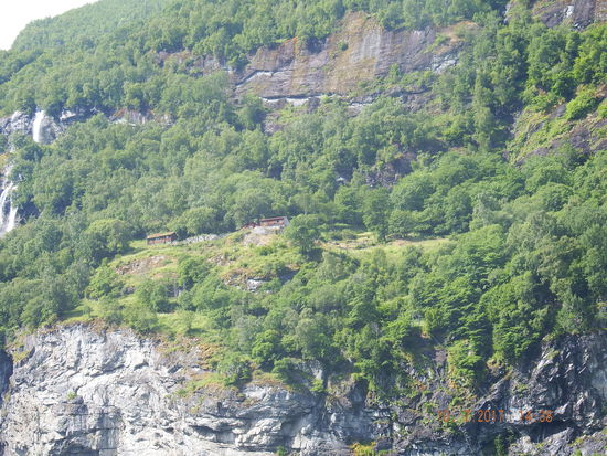 Kleine Höfe und Bauernhäuser schmiegen sich in die steilen Hänge des Fjords