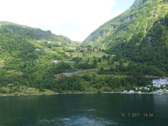 Langsam nähern wir uns dem Ende des Fjords. Hier Blick auf eine der Serpentinen-Strassen... vielleicht die Adlerkehre?