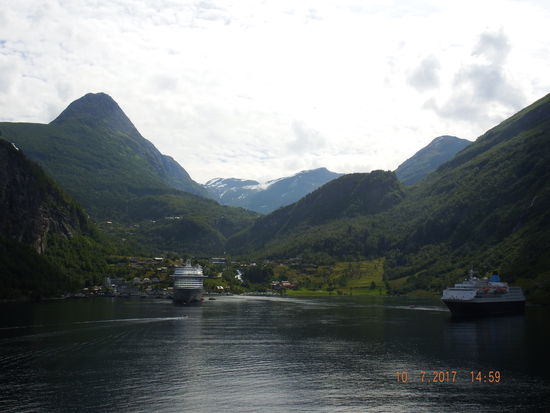 Gegen 14.00 Uhr erreichen wir den Ort Geiranger und leider verzieht sich die Sonne immer mehr. Ausserdem liegt Schiff voraus ein Riesenpott mit 3500 Passieren (Horror)