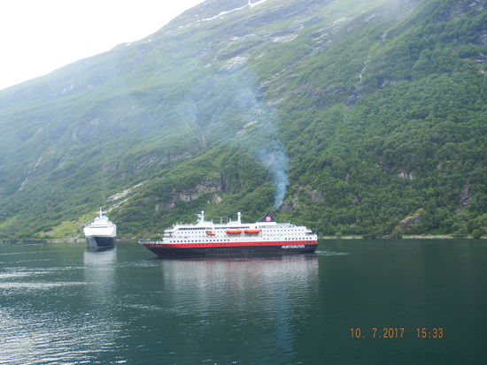 Während die MS Amadea vor Anker geht, kommt noch eines der Hurtigruten-Schiffe, Es wird also voll werden in dem kleinen Ort