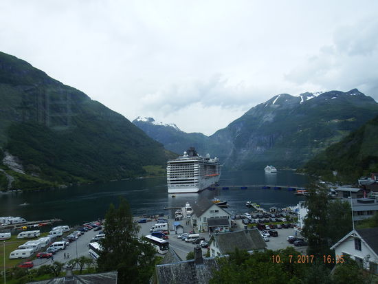 Die MSC verschandelt wirklich die ganze Sicht, rechts hinten liegt die AMADEA, klein udn putzig
