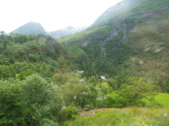 wir beginnen mit dem Aufstieg und genießen die Einsamkeit in der Natur