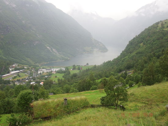 Nach dem Einkehrschwung zum Waffeln essen und Kaffee trinken spazierten wir wieder nach Geiranger hinunter...