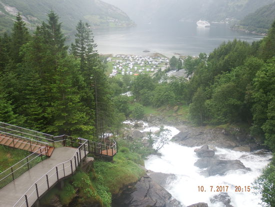 Und ihr seht, wir ankern mittlerweile alleine im Fjord
