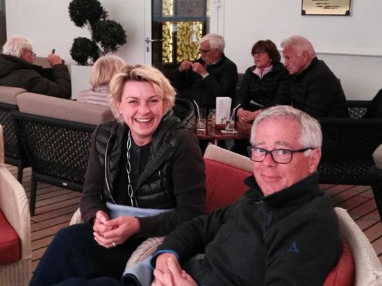 Susanne und Ralf, alle scheinen von der Wanderung doch ein wenig müde zu sein. eigentlich ist heute in der Atlantic Lounge die Crew Show, aber wir gehen nicht hin und genießen lieber die frische Luft und die Ausfahrt aus dem Fjord