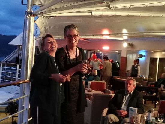 Susanne und Margret machen Party und Jürgen schaut zu