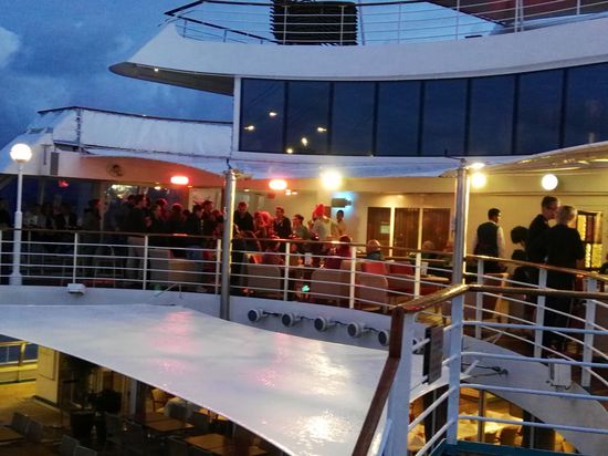 obwohl noch viel los ist, verabschieden wir uns heute etwas früher in unsere Kabine, so gegen 0:30 Uhr