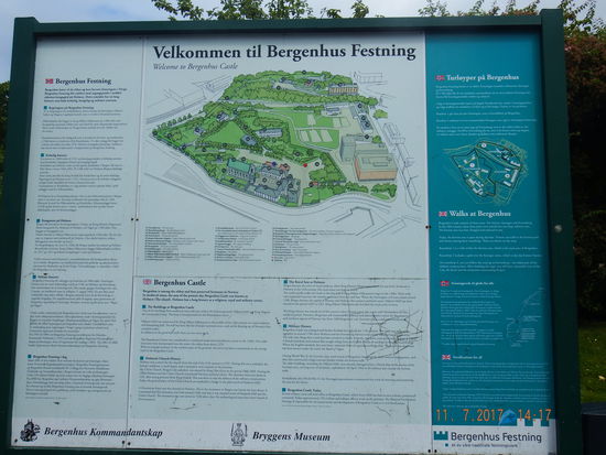 hier laufen wir ein wenig im Park herum und schauen auch in das eine oder andere Gebäude, das in der guterhaltenen Festung aus dem 12. Jahrhundert noch erhalten ist.