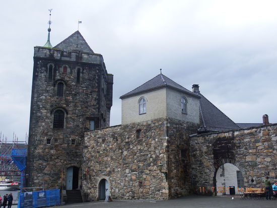 Hier der Rosenkranz Turm aus dem 12. Jh.