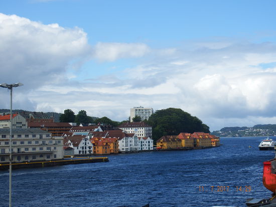 Blick von der Festungsmauer auf die neuerbauten Wohn- und Lagerhäuser. Wir laufen weiter in Richtung Innenstadt