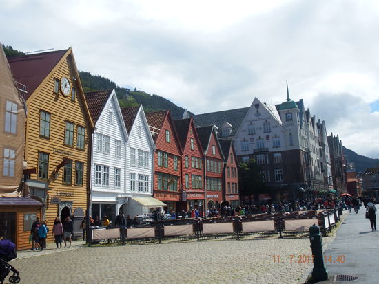 Hier das Hauptfotomotiv von Bergen... die alten Kaufmannshäuser... noch scheint die Sonne, wir haben Glück