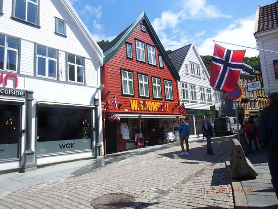 Wir laufen ein wenig auch in die Nebenstrassen. Dort sind auch weniger Touristen unterwegs, denn es liegt noch die AIDA Bella am Cruise Center und noch ein weiteres kleineres Schiff. Die Hurtigroutenschiffe liegen an einer anderen Pier. Bergen ist ja Start- und Zielhafen aller Hurtigrutenschiffe