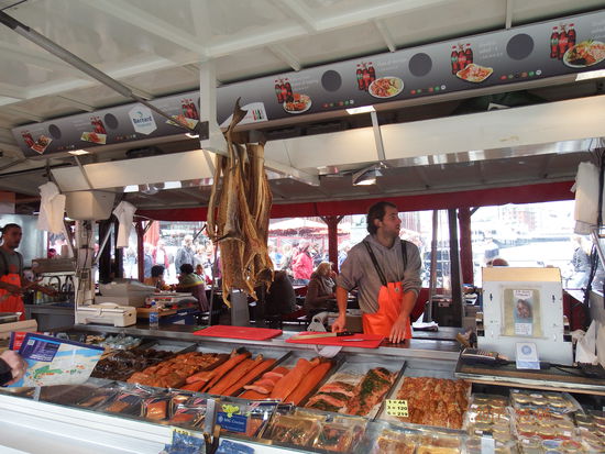 Ein Besuch auf Bergens Fischmarkt gehört zum Pflichtprogramm, inkl. Verkostung - auch wenn das Fischbrötchen hier ein wenig teuerer ist....