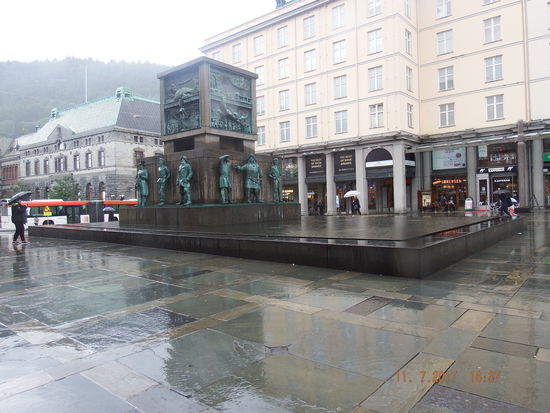 Wieder zurück in der Stadt bei strömendem Regen. Wir kauften auf dem Fischmarkt noch ein wenig Kaviar und Elch- und Rentiersalami und noch ein paar andere norwegische Spezialitäten...