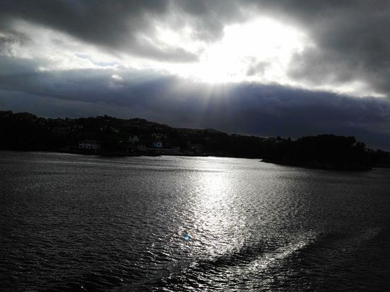 Um 20:30 Uhr, eine halbe Stunde nach dem Ablegen, wird es wieder bedrohlich dunkel aber nur auf der einen Seite