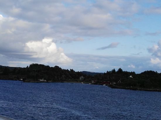 um die gleiche Zeit auf der anderen Seite... blauer Himmel