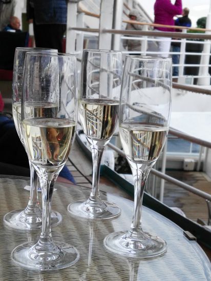 Wir sitzen und trinken mal wieder in der Jupiter Bar - Prost!