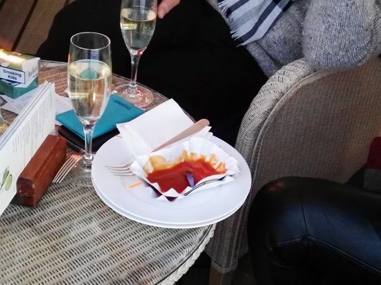 Beim Asuka Zeichen gab es heute als Spätsnack Currywurst in allen Schärfegraden. Susanne und Ralf haben sie genossen und ich auch (ich bekam sie von Susanne serviert)