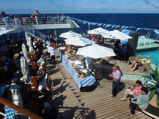 Das bayrische Buffet ist bereits aufgebaut..