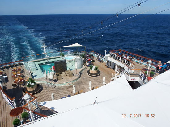 Bevor wir Koffer packen gehen müssen, geniessen wir trotzdem noch ein wenig die Sonne auf dem Sonnendeck achtern mit Blick auf den Pool. Dort schwimmt sogar jemand