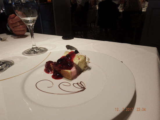 Die Eisbombe wurde vor dem Servieren natürlich stilgerecht mit Wunderkerzen und Musik durch das Restaurant getragen. Davon habe ich leider kein Bild nur ein tolles Filmchen, das ich hier leider nicht hochladen kann