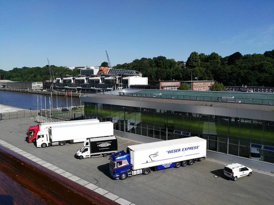 Das Cruise Center in Altona. Die ersten LKWs warten schon um be- oder entladen zu werden. Nachmittags kommen ja schon wieder neue Gäste an Bord.