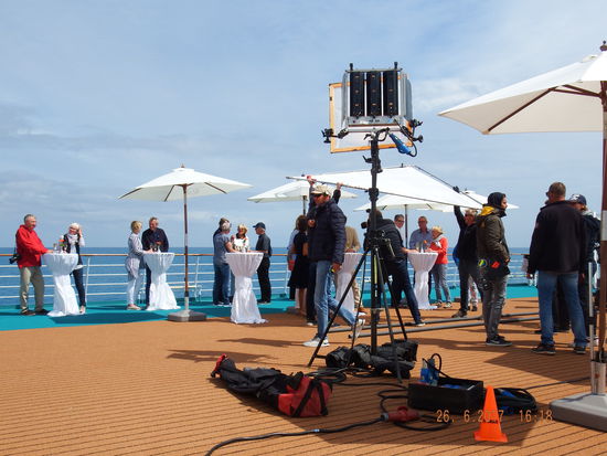 Bei den Dreharbeiten der Folge Sardinien auf dem Sonnendeck. Mein Mann wurde als Komparse genommen, weil er zufällig auch die richtige Kleidung anhatte (eine dunkelblaue Strickjacke und ein blaues Hemd) Wir tauften das Outfit und meinem Mann als "Jürgen mit der blauen sardischen Großunternehmerjacke"