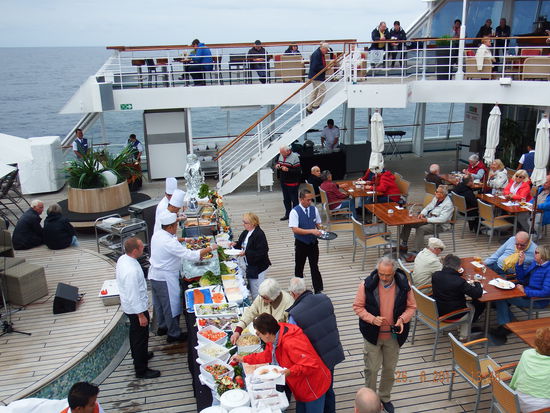 Die ersten Gäste stürmen das Buffet