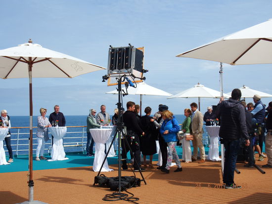 Mein Mann musste bei diesem Dreh ziemlich viel Sekt trinken, weil jede Szene mindestens 8-10 x gedreht wurde... Was für ein Aufwand. Wir sind gespannt, was in dem Film dann tatsächlich von den Statisten zu sehen sein wird.
Nach dem Dreh gab es dann noch frische Waffeln an der Golf Bar, die wir mit unseren neuen Freunden Susanne und Ralf sehr genossen haben.