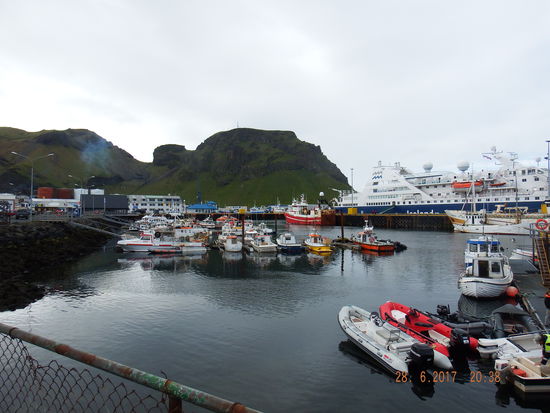 Im Hafen lag ein größeres Expeditionsschiff. Das war jedoch klein genug, um an der Pier zu liegen